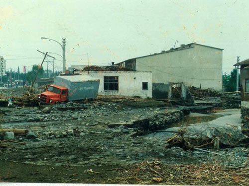 1990 SEL FELAKETİNDEN GÖRÜNTÜLER 12