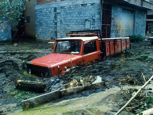 1990 SEL FELAKETİNDEN GÖRÜNTÜLER 15