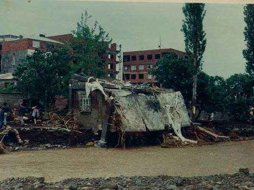 1990 SEL FELAKETİNDEN GÖRÜNTÜLER 2