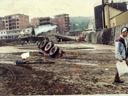 1990 SEL FELAKETİNDEN GÖRÜNTÜLER 5