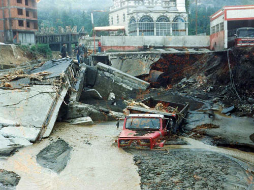 1990 SEL FELAKETİNDEN GÖRÜNTÜLER 6