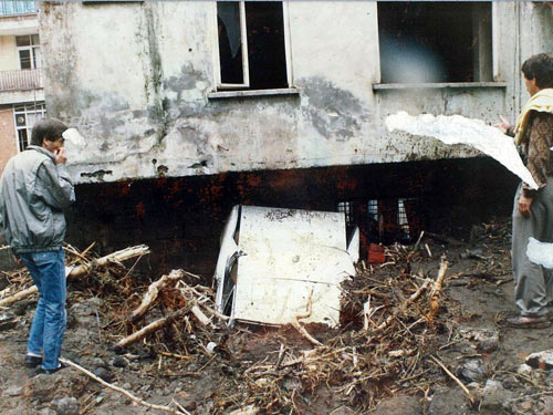 1990 SEL FELAKETİNDEN GÖRÜNTÜLER 9
