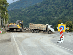 Yol Çalışmaları Sürüyor