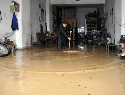Yaylacıkta Dükkanları Su Bastı