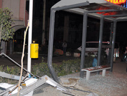 Otobüs Durağına Daldı