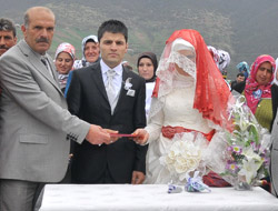 Erikli Muhtarı Kızını Evlendirdi