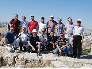 BİR YILIN YORGUNLUĞUNU ATTILAR