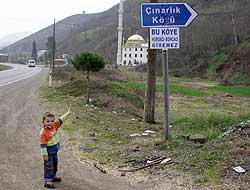 Köy Girişine İlginç Tabela
