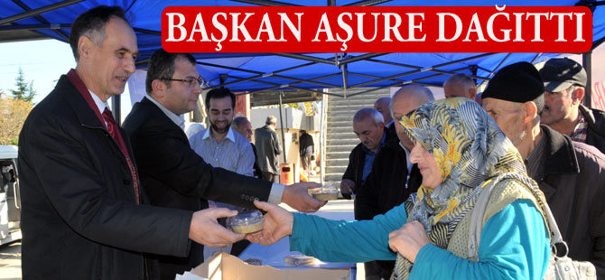 Akçaabat Belediye Başkanı Türkmen aşure dağıttı