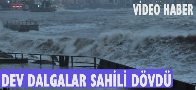 Akçaabat sahili dev dalgalara sahne oldu.