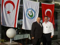 Denktaş Yemek için uğradı