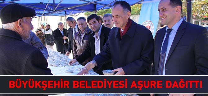 Trabzon Büyükşehir Belediyesi Akcami Önünde Aşure Dağıttı.