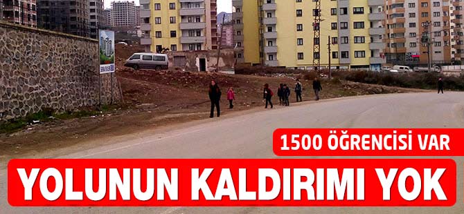 Öğrenciler Araçlar Arasında Okula Gidiyor.
