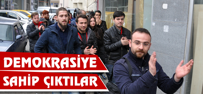 Alkışlarla protesto ettiler