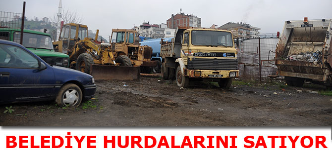 Belediye hurdalarını satıyor