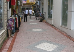 Orta Cadde'ye Renkli Karo