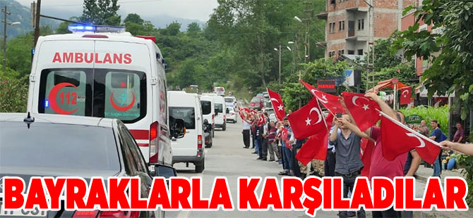 Bayraklarla Karşılandı