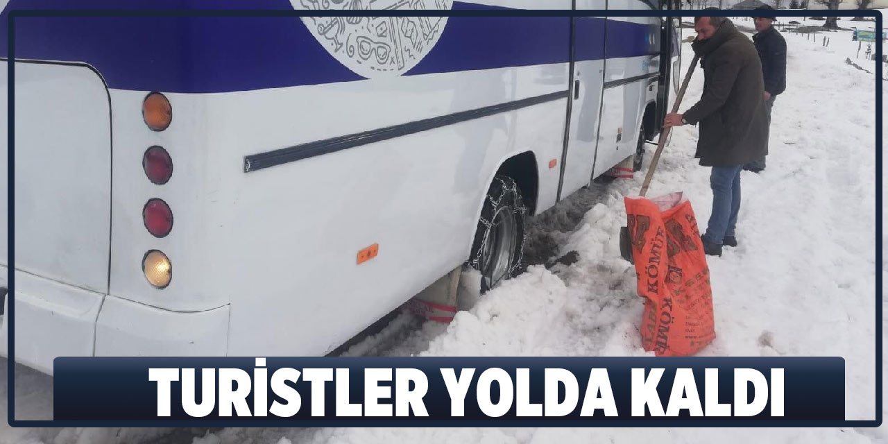 Turistler Yolda Kaldı
