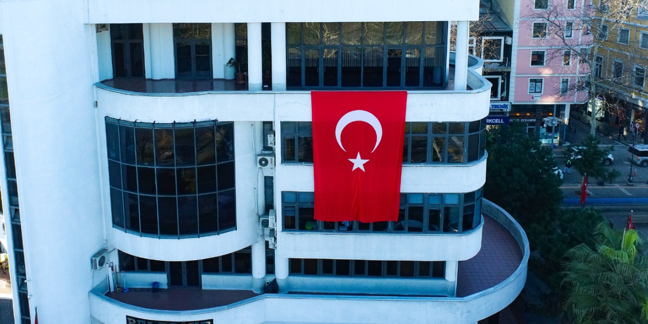 Ekim'den Bayrak Saldırısına Tepki