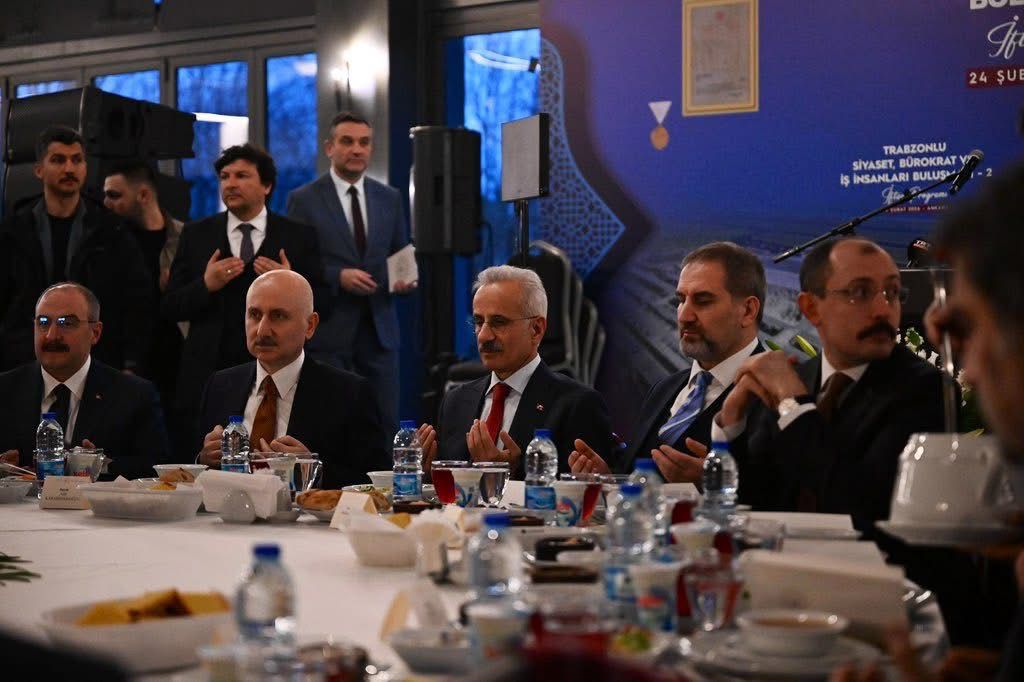 Bakan Uraloğlu, Trabzonlu iş ve siyaset dünyasının önde gelenleriyle iftarda buluştu