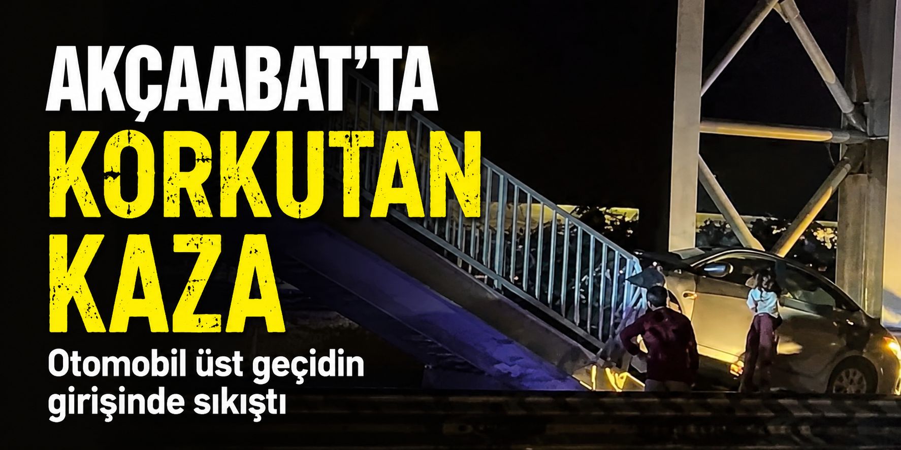 Akçaabat'ta korkutan kaza: Otomobil üst geçidin girişinde sıkıştı