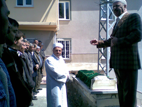 Oğlunun cenazesini kıldırdı.