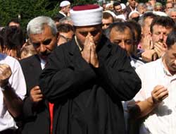 Heyecanına yenildi.