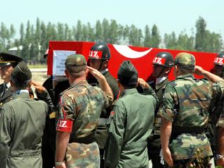 Şehitlerimize saygı duruşu