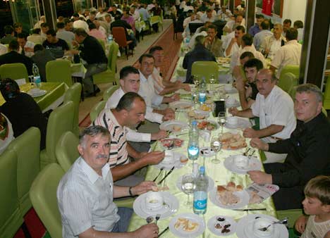 MHP'Den İftar Yemeği