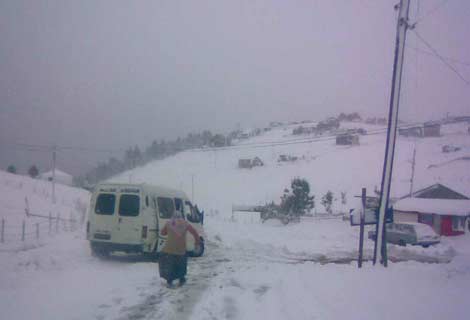 YOLLAR KAPALI, ELEKTRİKLER KESİK