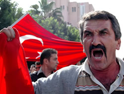 Halk sokağa indi.