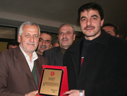 Ali Bayram'a Plaket