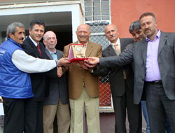 Hayırsever İşadamı'na Plaket