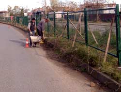 Düzköy yol ayrımına tel örgü