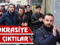 Alkışlarla protesto ettiler