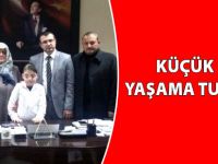 Küçük Kız Yaşama Tutundu