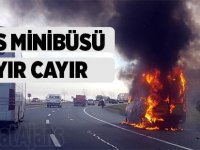Seyir halindeki minibüs aniden alev aldı