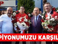Dünya Şampiyonu Busenaz Sürmeneli Trabzon'da Coşkuyla Karşılandı.