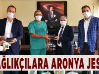 Akçaabat’ta sağlıkçılara aronya hediye edildi.
