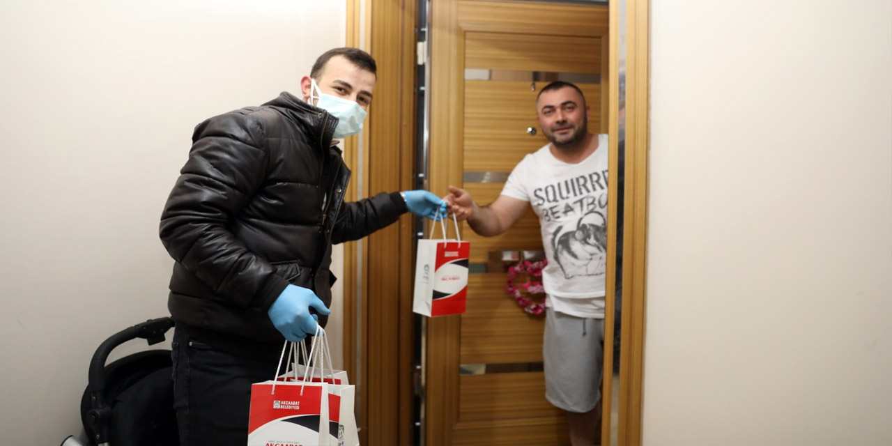 akcaabat-belediyesi-vatandaslara-hijyen-seti-dagitti2.jpg