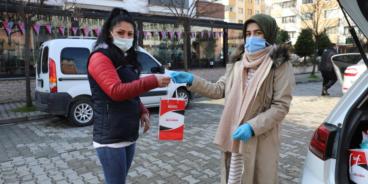 akcaabat-belediyesi-vatandaslara-hijyen-seti-dagitti3.jpg