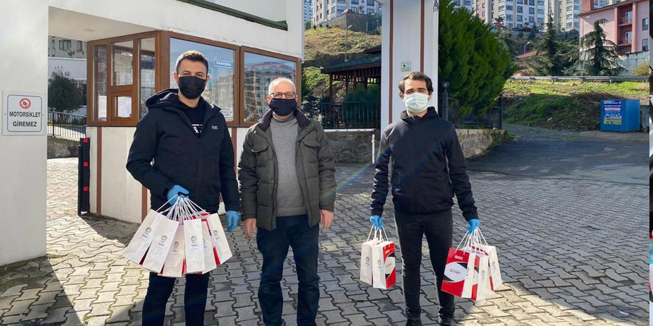 akcaabat-belediyesi-vatandaslara-hijyen-seti-dagitti4.jpg