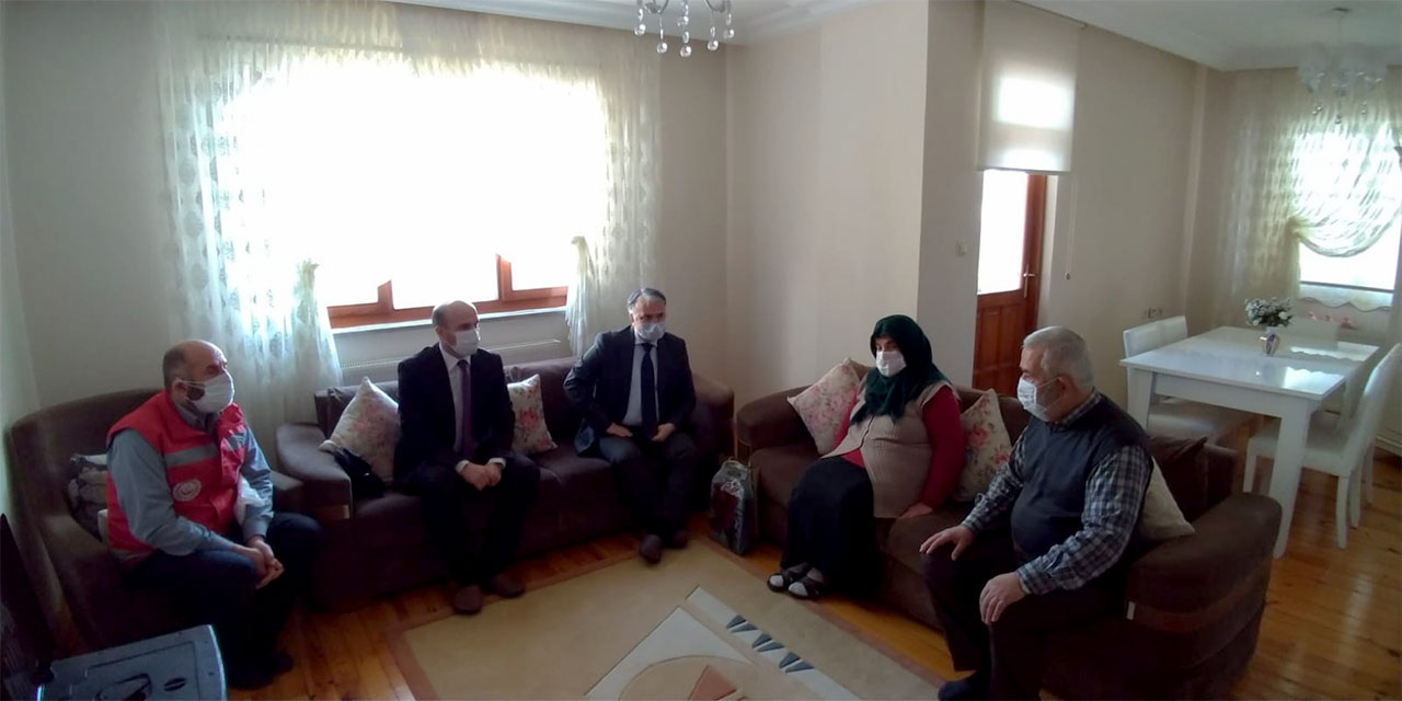 akcaabat-kaymakami-ramazan-kurtyemez-sehit-ailelerine-ziyaret.jpg