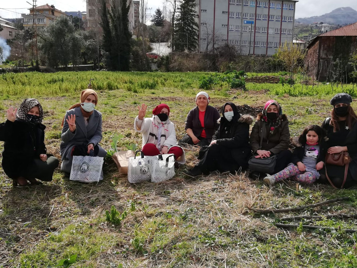 ak-partili-kadinlar-tarlaya-ind2i.jpg