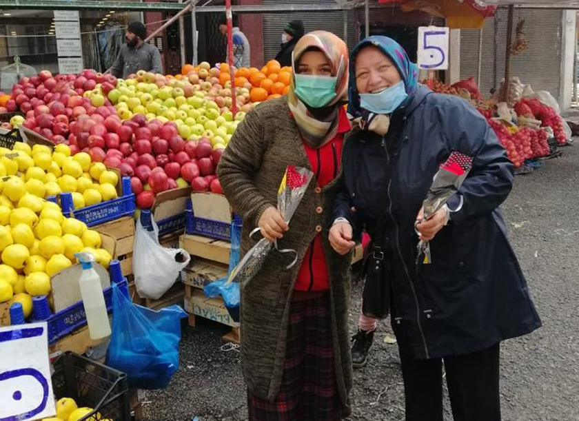 yi-partili-kadinlardan-8-mart-cicek-dagitimi1.jpg