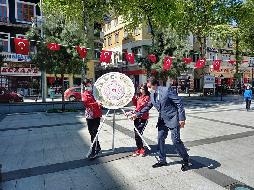 genclik-atanin-huzurunda1.jpg