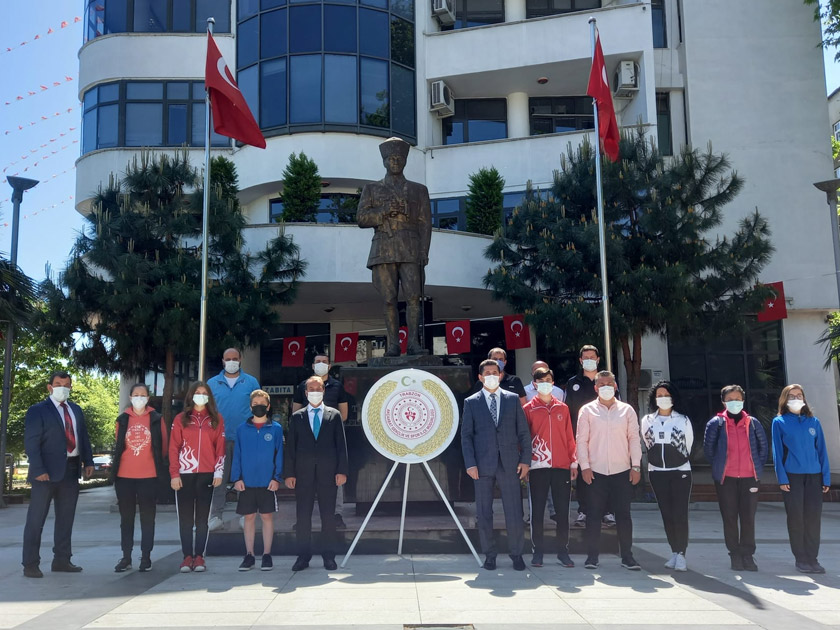 genclik-atanin-huzurunda2.jpg