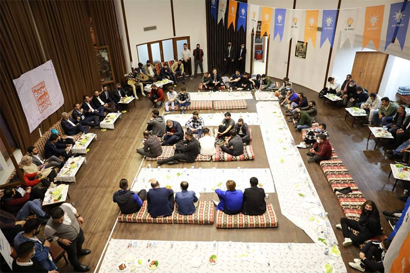ak-parti-genclerle-bulusmaya-devam-ediyo1r.jpg