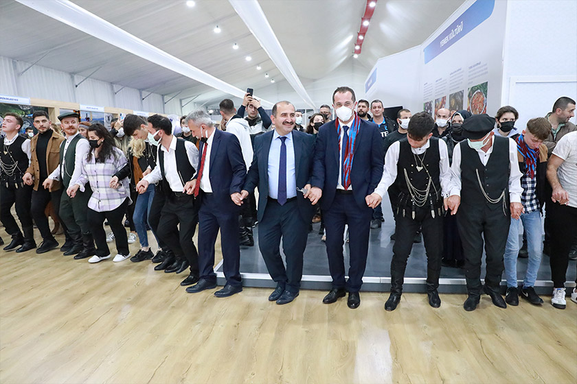 yenikapida-akcaabat-ruzgari2.jpg