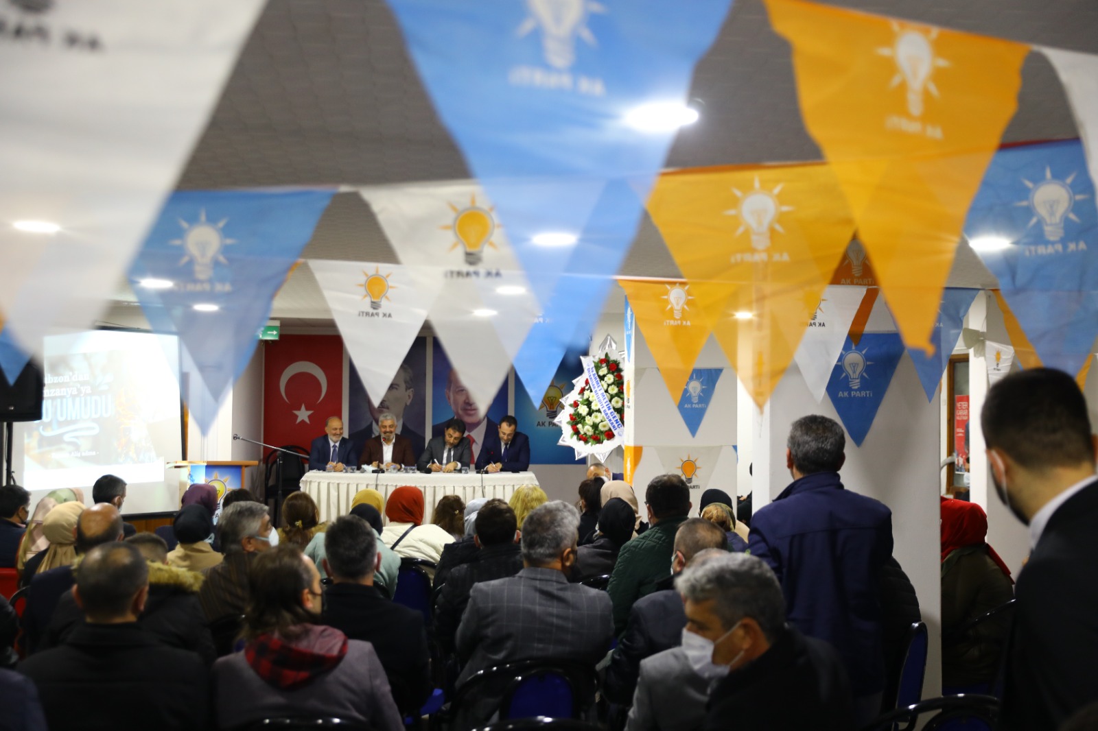 ak-parti-akcaabat-toplantisi4.jpg